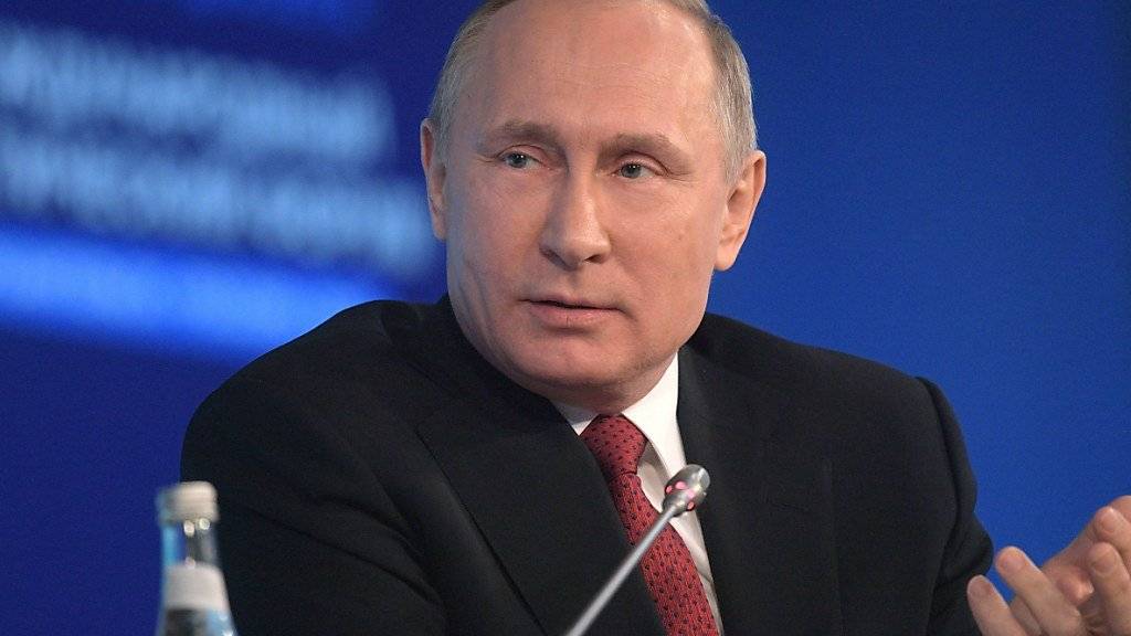 Der russische Präsident Wladimir Putin hat die Festnahmen an Protesten vom Samstag verteidigt.