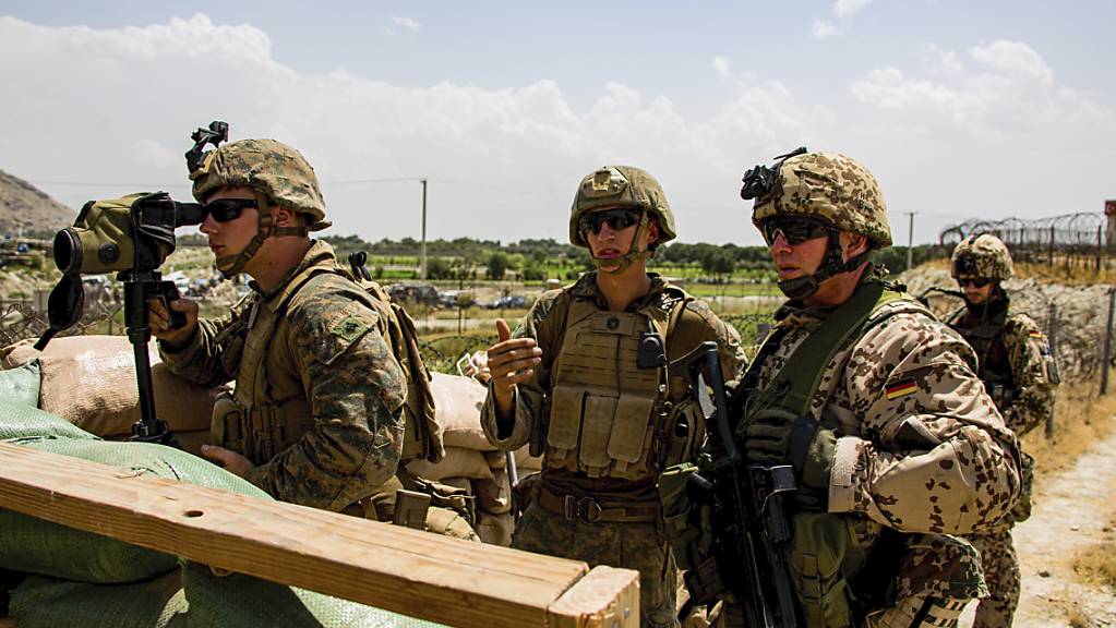 ARCHIV - US-Soldaten bereiten sich am Kabuler Flughafen auf den Abzug vor. Foto: Cpl. Davis Harris/U.S. Marine Corps via AP/dpa - ACHTUNG: Nur zur redaktionellen Verwendung und nur mit vollständiger Nennung des vorstehenden Credits