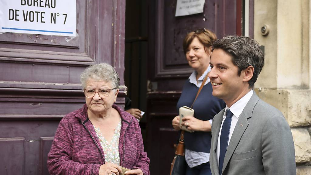Gabriel Attal auf dem Weg zur Wahl. Foto: Thomas Padilla/AP/dpa