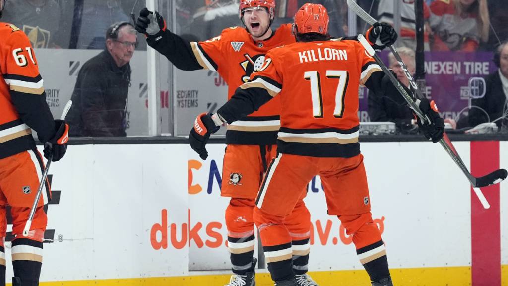 Die Spieler der Anaheim Ducks bejubeln den neuerlichen Ausgleich in der Serie gegen die Vegas Golden Knights