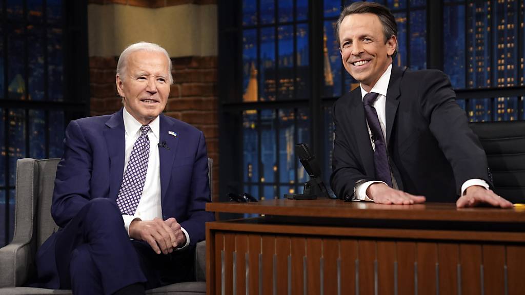 Joe Biden (l), Präsident der USA, neben Seth Meyers während einer Aufzeichnung von «Late Night with Seth Meyers». Foto: Evan Vucci/AP/dpa