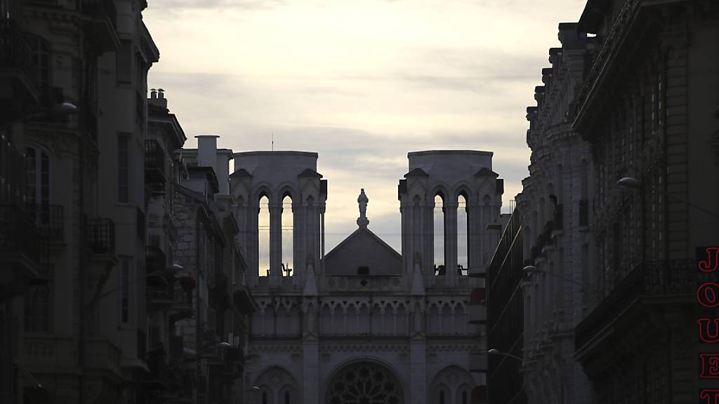 ARCHIV - Der Chor von Notre-Dame wird an Heiligabend erstmals wieder ein Konzert in der schwer beschädigten Pariser Kathedrale geben. Foto: Daniel Cole/AP/dpa