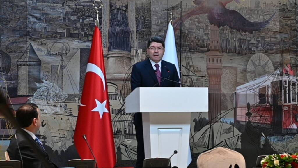 ARCHIV - Der türkische Justizminister Yilmaz Tunc im März 2025 während einer Pressekonferenz in Istanbul Foto: Anne Pollmann/dpa