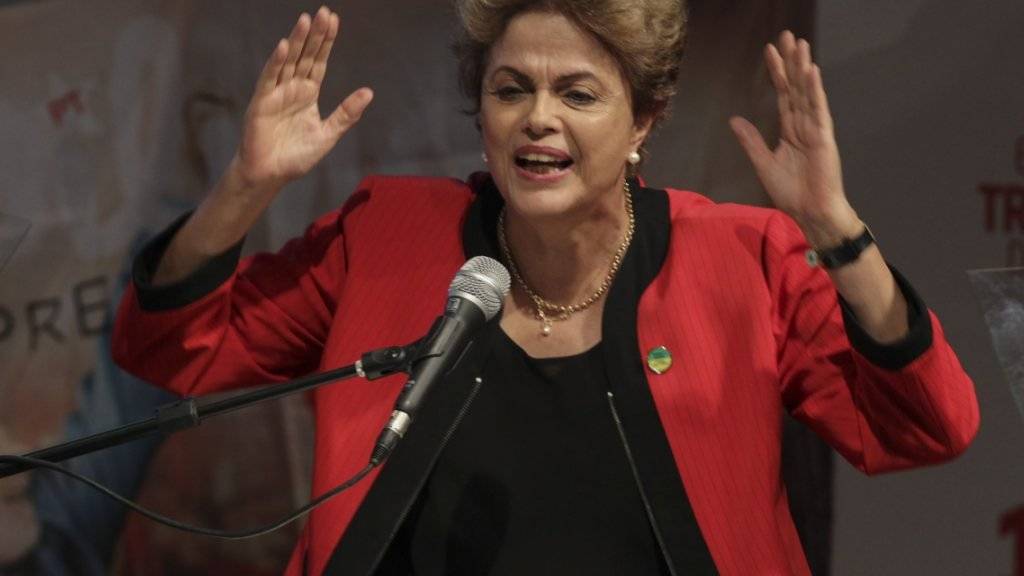Brasiliens Präsidentin Dilma Rousseff steht unter grossem politischem Druck. Die Kritik der Oppostion an ihrere Politik bezeichnete sie in einer Rede als «Putsch-Rhetorik».