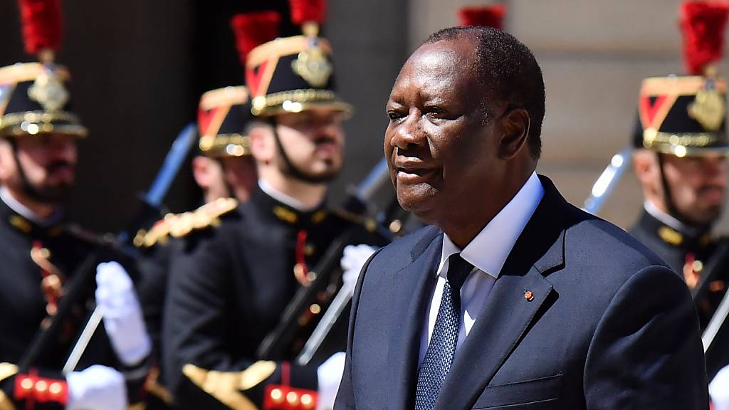 ARCHIV - Alassane Ouattara, Präsident der Elfenbeinküste, bei einem feierlichen Empfang am Elysee-Palast vor einem Treffen mit Staatschef Macron. Foto: Julien Mattia/Le Pictorium Agency via ZUMA/dpa