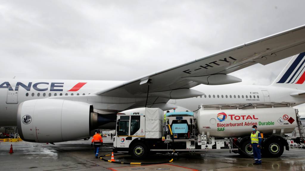 Die australische Fluggesellschaft Qantas wird nun die ersten Maschinen der bestellten 12 angepassten Langstreckenflieger vom Typ A350 erst ab April 2027 erhalten. (Symbolbild)