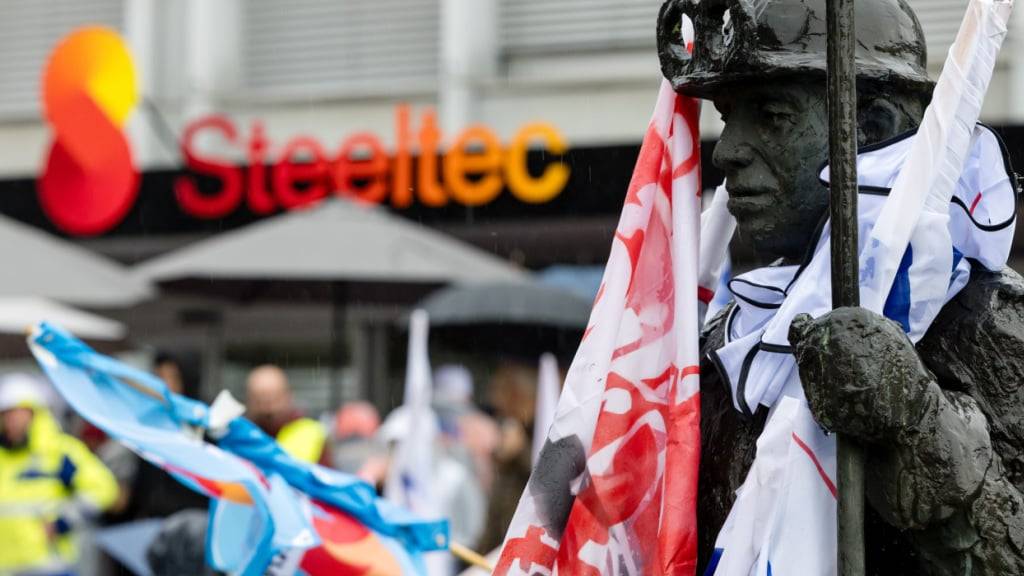 Im Dezember 2024 demonstrierten Arbeiter und Gewerkschafter gegen einen Stellenabbau bei Steeltec. (Archivaufnahme)