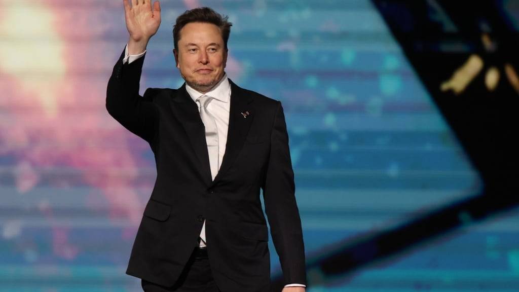 Tesla-Chef Elon Musk will mehr Tesla-Aktien haben, damit kritische Investoren ihn nicht aus dem Job drängen können. (Archivbild)