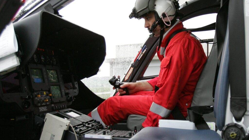 Ein Helikopterpilot der REGA startet den Helikopter für einen Einsatz. (Archivbild)