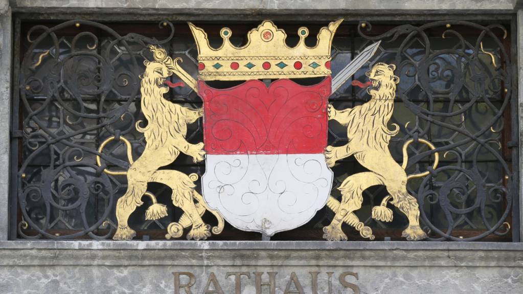Der Solothurner Regierungsrat verlangt vom ehemaligen CEO der Solothurner Spitäler AG die Rückzahlung von rund einer halben Million Franken, die er zu Unrecht bezogen hat. (Symbolbild)