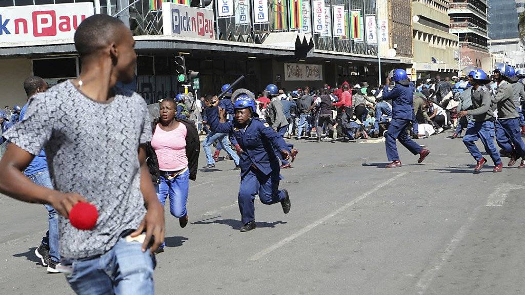 Mit einem Polizei-Grossaufgebot hat die Regierung von Simbabwe eine Protestkundgebung in der Hauptstadt Harare verhindert.