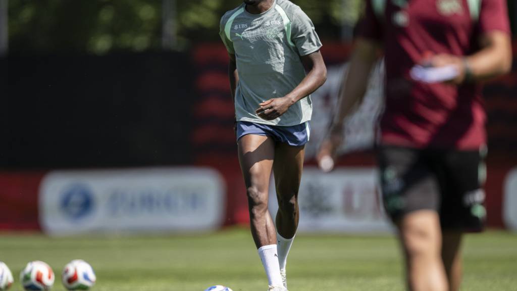 Denis Zakaria steht im Testspiel gegen Jordanien als Teil der Dreier-Abwehr in der Startaufstellung