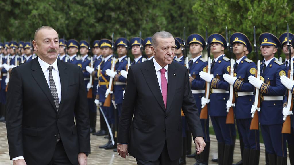 HANDOUT - Wenige Tage nach der Eroberung Berg-Karabachs durch Aserbaidschan trifft sich der türkische Präsident Recep Tayyip Erdogan mit dem aserbaidschanischen Präsidenten Ilham Aliyev. Erdogan nennt die Eroberung ein Erfolg. Foto: ./Turkish Presidency/AP/dpa - ACHTUNG: Nur zur redaktionellen Verwendung im Zusammenhang mit der aktuellen Berichterstattung und nur mit vollständiger Nennung des vorstehenden Credits
