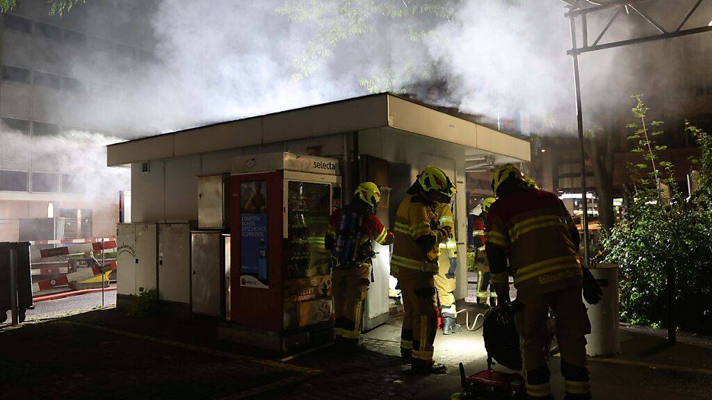 Kiosk beim Bundesplatz in Stadt Zug fing Feuer