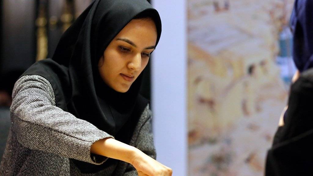 Denksportlerinnen: Die Iranische Schachspielerin Mitra Hejazipour ist am Zug - für Musliminnen stellt Nike künftig ein Sport-Kopftuch her. (Archivbild)