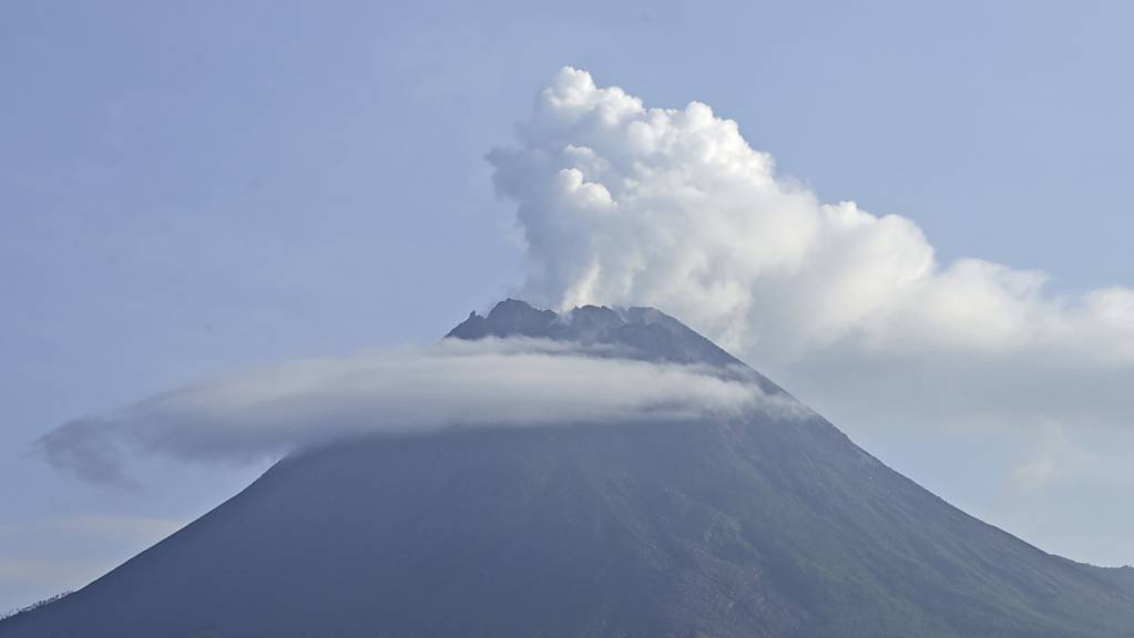 Der Berg Merapi spuckt vulkanischen Dampf aus seinem Krater. Der 2968 Meter hohe Berg spuckte am 7. Januar inmitten seiner zunehmenden vulkanischen Aktivitäten heisse Wolken aus.