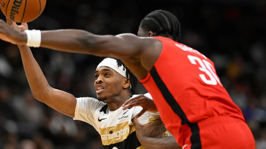 Clint Capela (mit dem Rücken zur  Kamera) verteidigt erfolgreich gegen Bilal Coulibaly