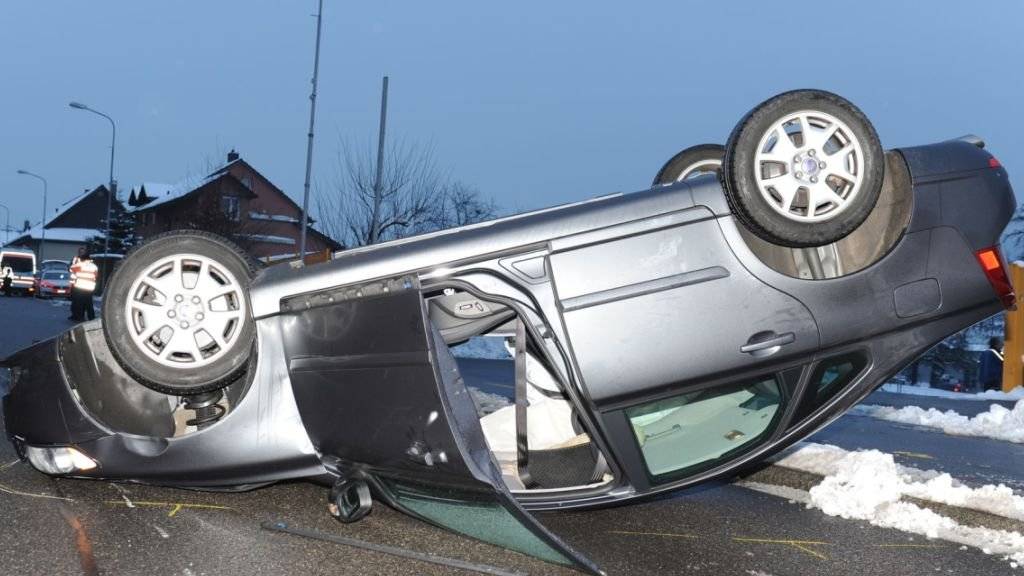 Auf dem Dach gelandet: Der 73-jährige Lenker dieses Autos kollidierte in Hägendorf SO zuvor mit drei Fahrzeugen. Verletzt wurde niemand.