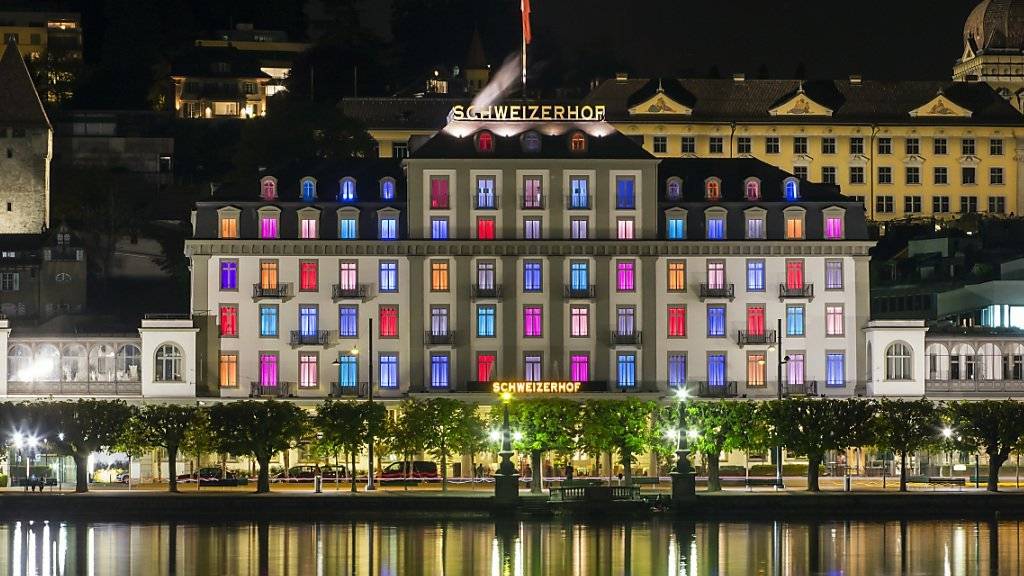 Das Fünf-Sterne-Hotel Schweizerhof in Luzern am Vierwaldstättersee hat seit 2014 im Innern eine neue Beleuchtung. Diese lässt die Fenster farbig erscheinen.