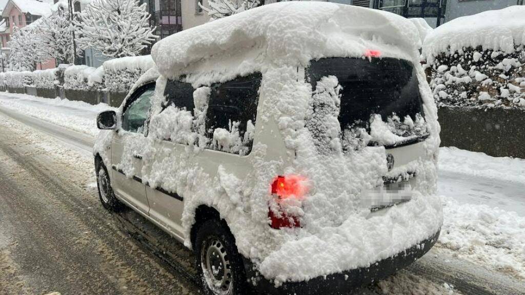 Das gibt eine Anzeige: Autodach ungenügend vom Schnee befreit.