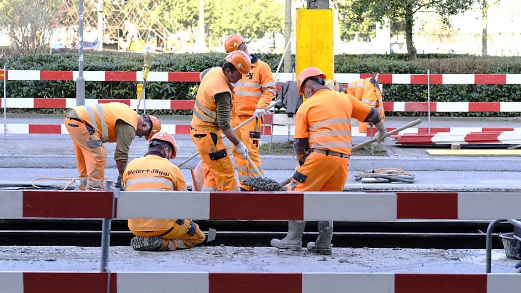 Bauarbeiter verrichten Gleisarbeiten auf der Stauffacherstrasse am 12. Maerz 2017, in Zuerich. (KEYSTONE/Petra Orosz)