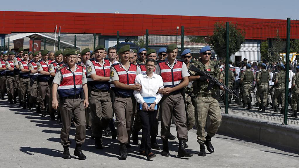 Seit dem türkischen Putschversuch im Juli 2016 werden viele Verdächtige inhaftiert. Das führt dazu, dass viele Türken flüchten und unter anderem in der Schweiz Asyl stellen. (Archivbild)