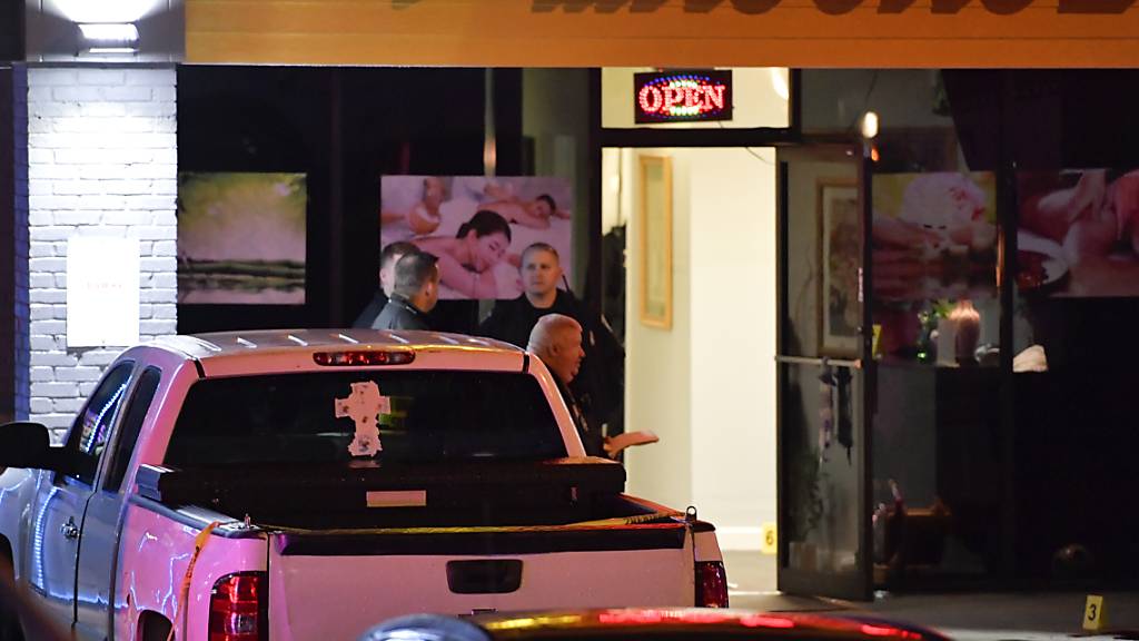 Die Sicherheitsbehörden sind zum Tatort einer tödlichen Schießerei in einem Massagesalon in Georgia gekommen. Foto: Mike Stewart/AP/dpa