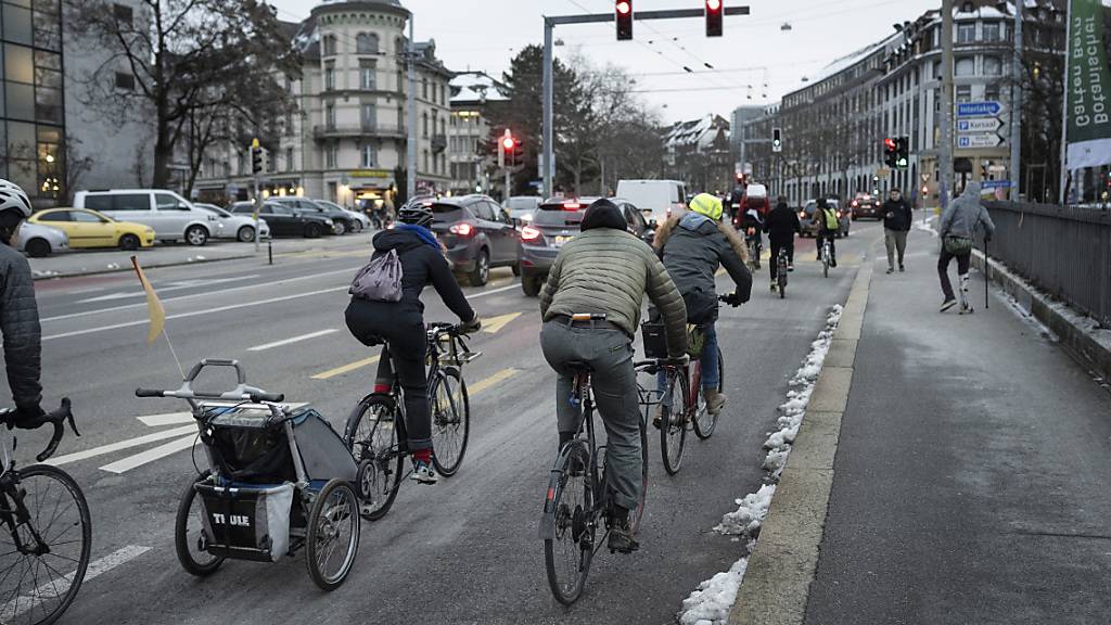 Nur gut die Hälfte ist mit einem Helm unterwegs: Velofahrerinnen und -fahrer im winterlichen Feierabendverkehr in Bern. (Archivbild)