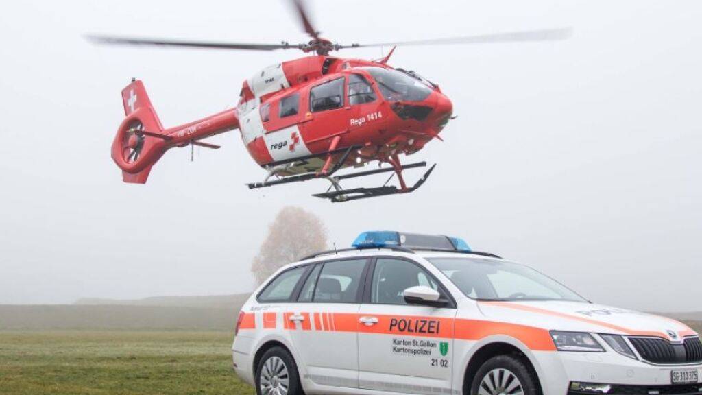Bei Arbeitsunfällen im Kanton St. Gallen verletzten sich drei Männer. Die Rega flog zwei Verletzte ins Spital. (Symbolbild)