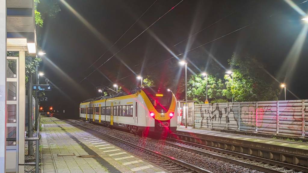 dpatopbilder - Ein Zug steht nach einem Notfall am Bahnof in Ettlingen-Bruchhausen in Deutschland. Foto: Melanie Keul/EinsatzReport24 /dpa