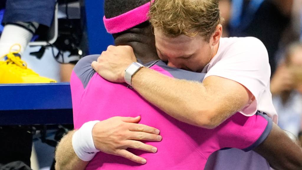 Frances Tiafoe im lila Shirt muss Alex Michelsen trösten, der den Sieg aus der Hand gab
