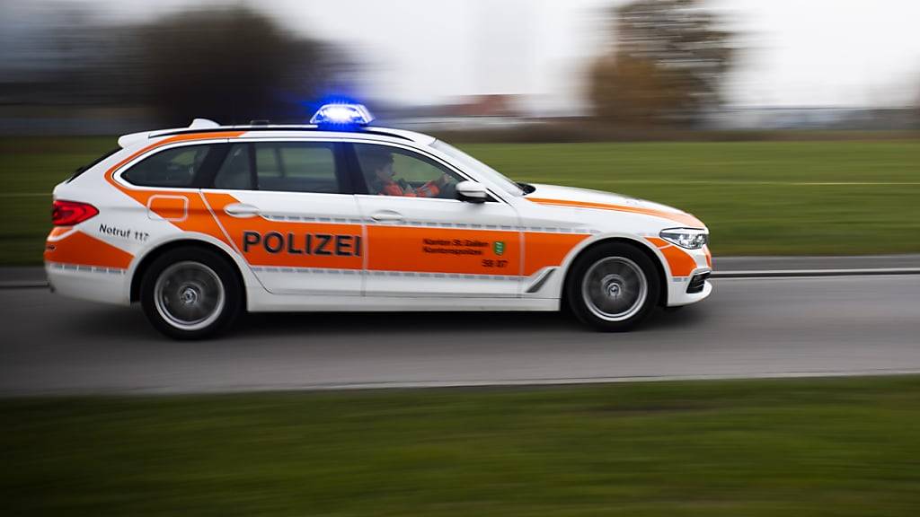 Die Kantonspolizei St. Gallen nahm am Montagabend nach einem Raubüberfall auf eine Postfiliale zwei Männer fest. (Symbolbild)