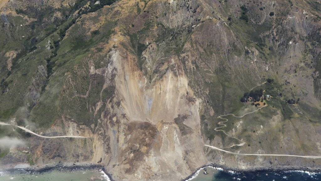 Ein gigantischer Erdrutsch hat Teile des berühmten Highways 1 an der Küste von Kalifornien verschüttet.