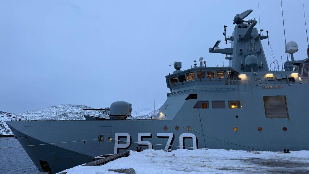 Das dänische Kriegsschiff «Knud Rasmussen» liegt im Hafen von Nuuk. Foto: Julia Wäschenbach/dpa