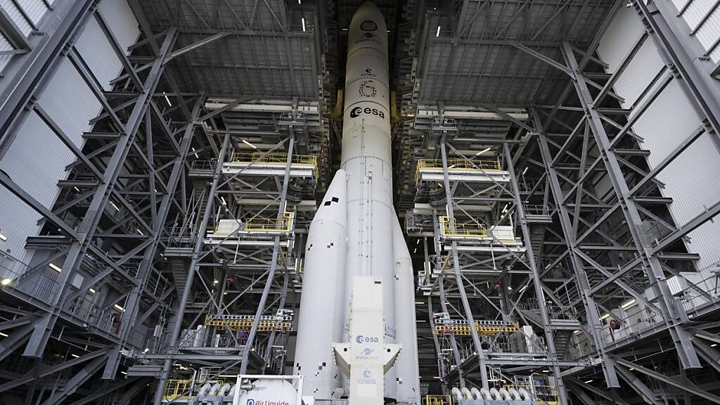 Nun ist das Gerüst um die Rakete weg - Ariane 6 ist bereit für den Abflug.