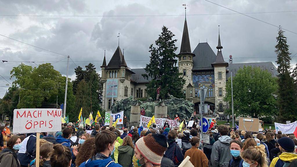 «Mach mau öppis»: Die Demonstration auf dem Helvetiaplatz in Bern steht auch im Zeichen eines weltweiten Klimaprotesttages.