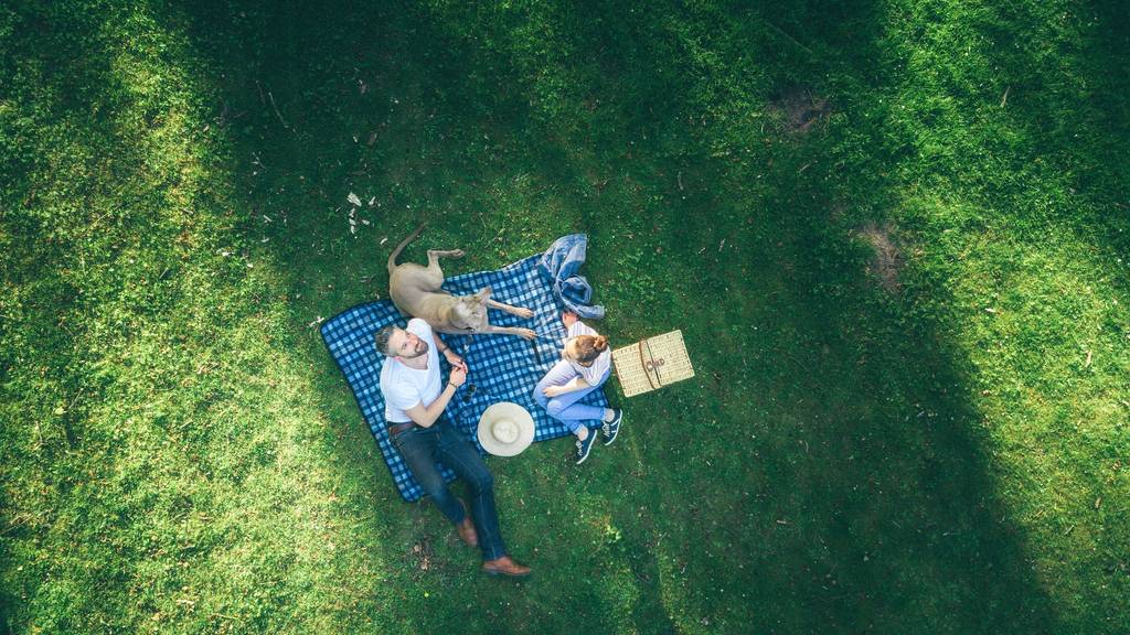 Picknick mit dem Liebsten auf deinem Schal. (Bild: istock)