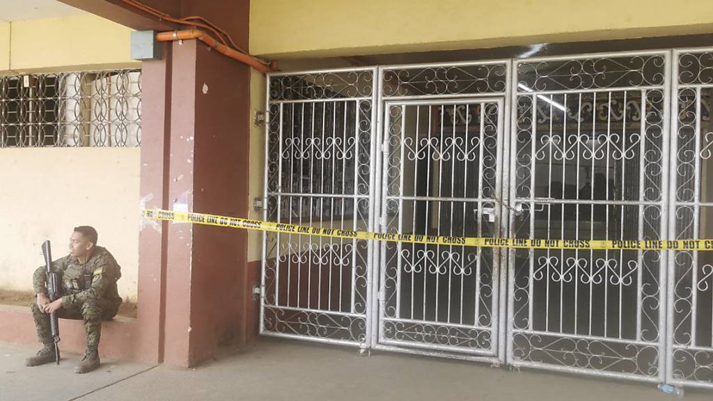 Ein Polizist bewacht den Eingang des Ortes Marawi auf den Phillipinen, an dem eine Bombe explodiert ist. Foto: Froilan Gallardo/AP