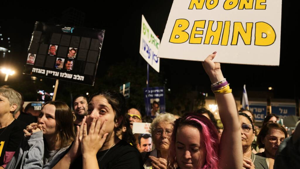 Menschen nehmen an einer Kundgebung in Tel Aviv, Israel, teil und fordern die Rückkehr der verstorbenen Geiseln, die von der Hamas im Gazastreifen festgehalten werden. Foto: Mahmoud Illean/AP/dpa