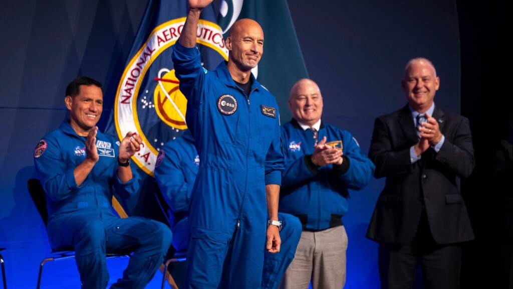 dpatopbilder - Artemis III-Besatzungsmitglied Luca Parmitano begrüßt die Führungsriege während einer Pressekonferenz im Johnson Space Center. Foto: Annie Mulligan/FR172050 AP/AP/dpa
