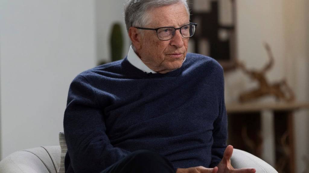 ARCHIV - Microsoft-Gründer Bill Gates spricht bei einem Interview mit der US-Presseagentur The Associated Press. Foto: Jae C. Hong/AP/dpa