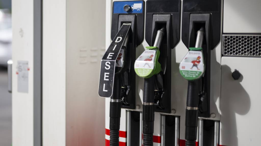 Die Preise für Treibstoff in der Schweiz sind zuletzt wieder gestiegen, nachdem es zum Wochenstart leichte Erholung gab. Der Durchschnittspreis für einen Liter Diesel liegt nur knapp unter dem Jahreshoch. (Symbolbild)