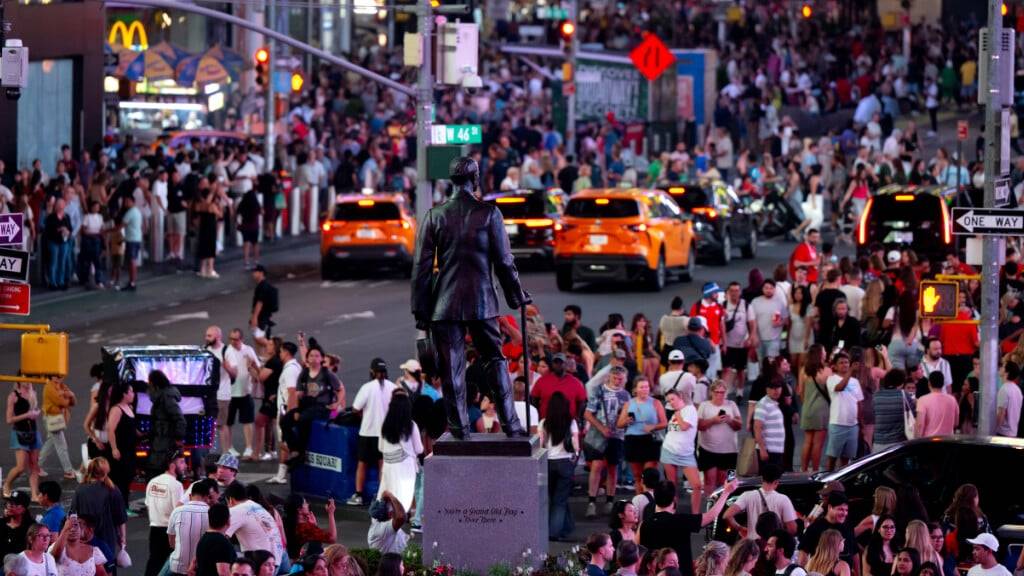ARCHIV - Zahlreiche Menschen stehen am frühen Abend in Manhattan am Times Square. Foto: Sven Hoppe/dpa