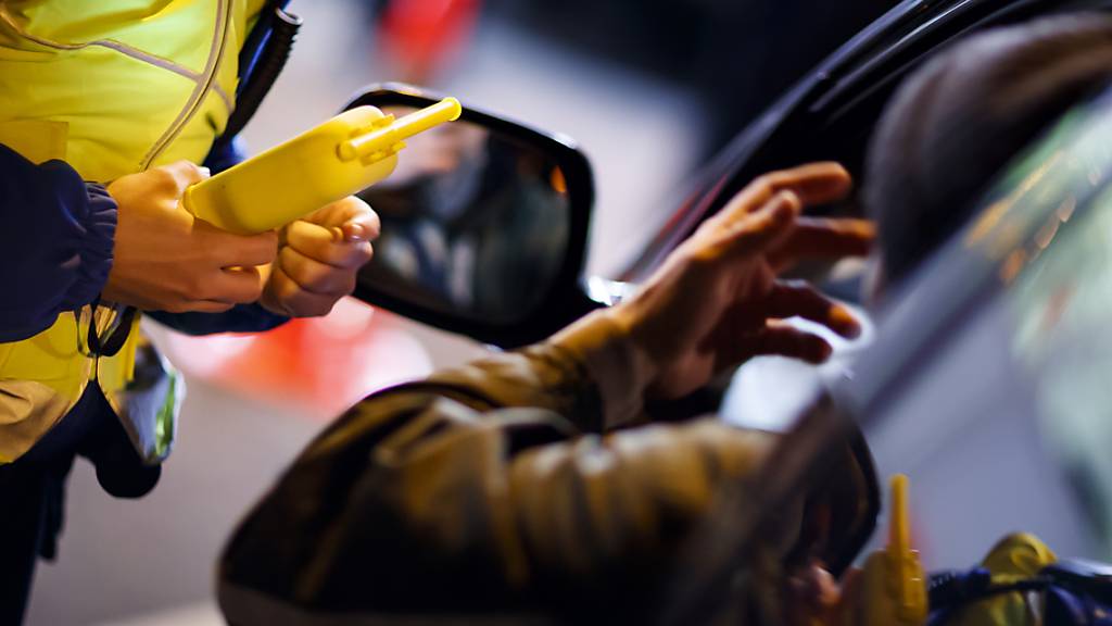 Die Polizei hat am Mittwochmorgen in Illnau-Effretikon ZH einen Lenker mit «sagenhaften» 2,40 Promille Alkohol im Blut aus dem Verkehr gezogen. Dem Polen wurde eine gesamtschweizerisches Fahrverbot auferlegt. (Symbolbild)