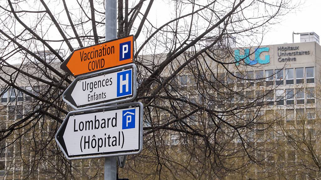 Die Universitätsspitäler stampften auch Impfzentren aus dem Boden: Wegweiser am Univierstitätsspital Genf (HUG). (Archivbild)