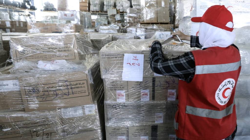 Ein für den Roten Halbmond tätiger Ägypter kontrolliert in Al Arish (Ägypten) Hilfsgüter für den Gazastreifen.