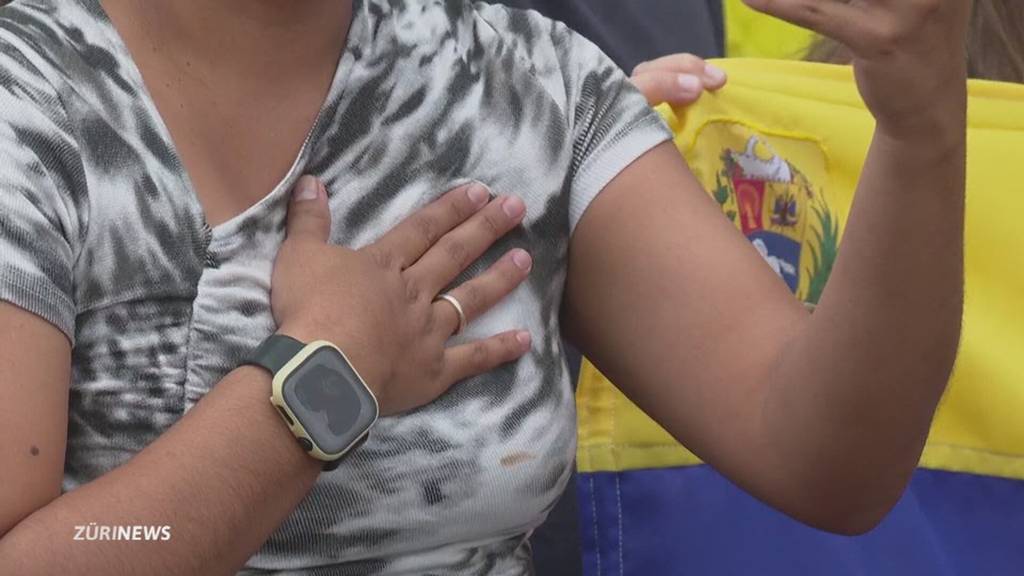 Venezolanerinnen und Venezolaner protestieren in Zürich gegen Maduro