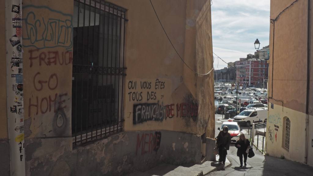 ARCHIV - Auf Wänden in Bastia sind anti-französische Sprüche zu lesen. Foto: Rachel Boßmeyer/dpa/Symbolbild