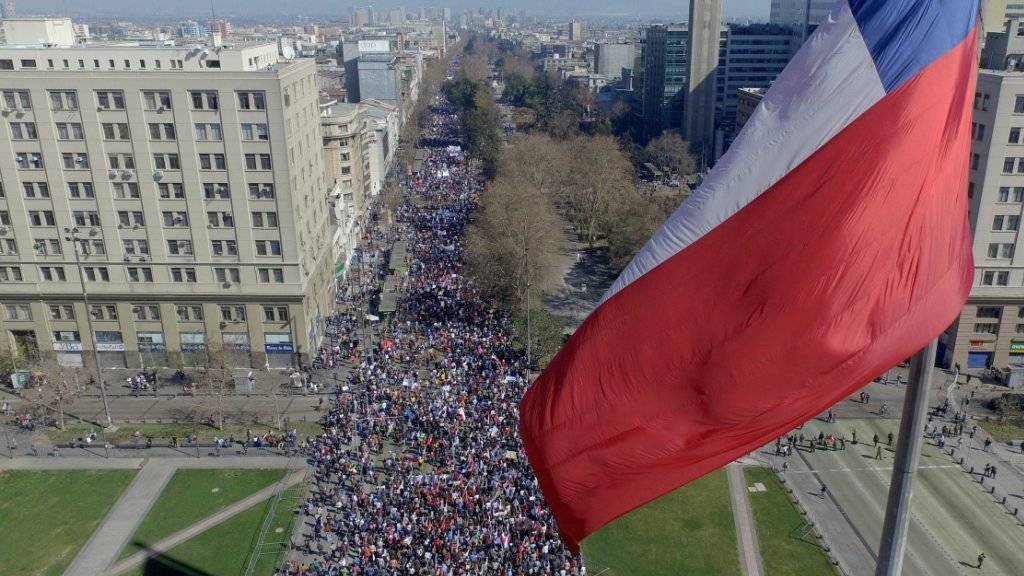 In Santiago de Chile nehmen hunderttausende an einem Protestzug gegen ein Pensionssystem aus der Zeit der Diktatur teil.