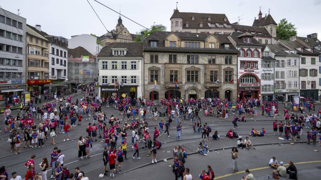 Nur vereinzelte Fans fanden sich am Sonntagabend auf dem Barfüsserplatz in Basel ein.